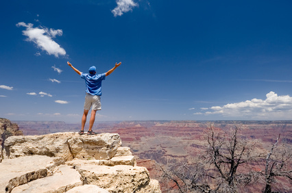 Mann auf einem Felsen - Grand Canyon